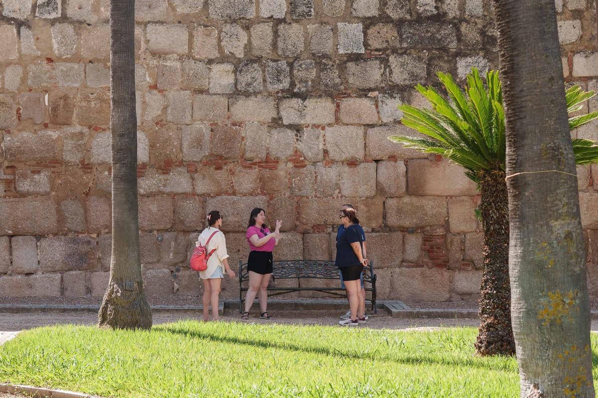Turistas en la zona de la Alcazaba Árabe de Mérida.