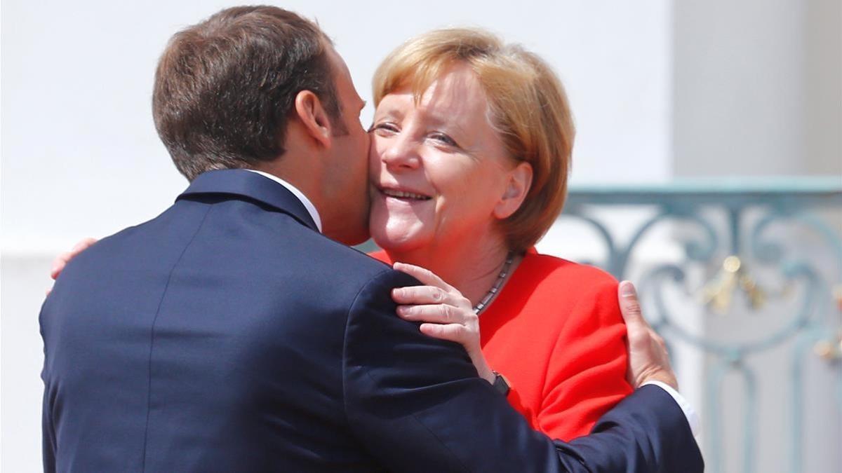 La cancillera Angela Merkel da la bienvenida al presidente francés, Emmanuel Macron, ayer en Berlín.