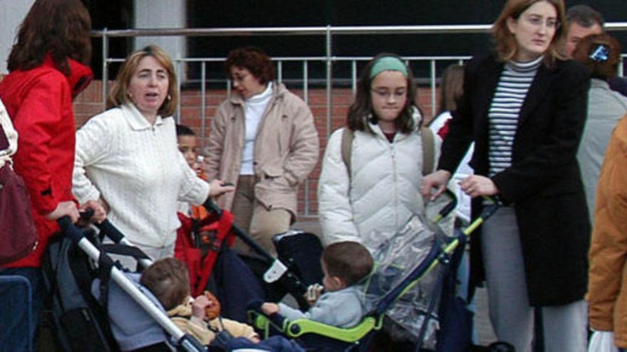 Mujeres a las puertas de un colegio