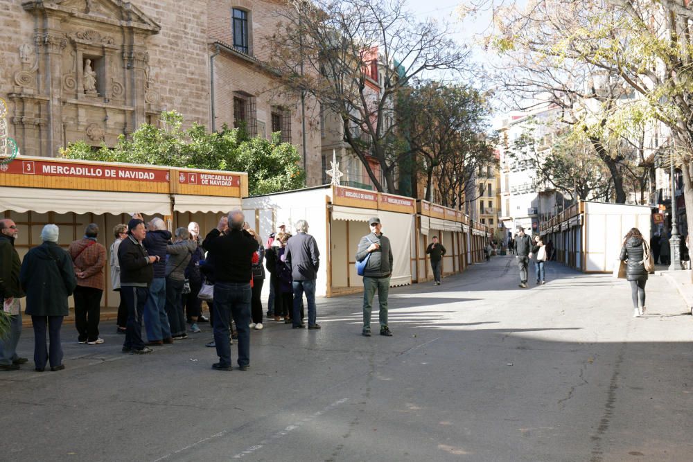 Primer día de los árboles de Navidad, pista de patinaje sobre hielo y el tiovivo del ayuntamiento