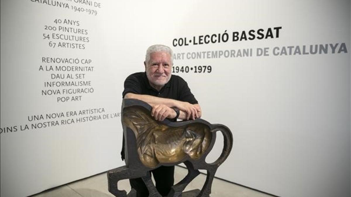 Lluis Bassat, junto a una de las esculturas de Josep M. Subirachs que lucen en la exposición.