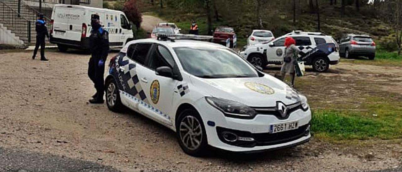 La Policía Local de Tui, durante una intervención.