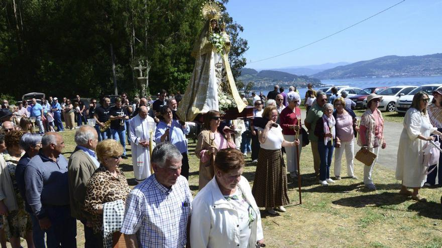 Tirán renueva su fe con la Virxe dos Remedios bajo el sol