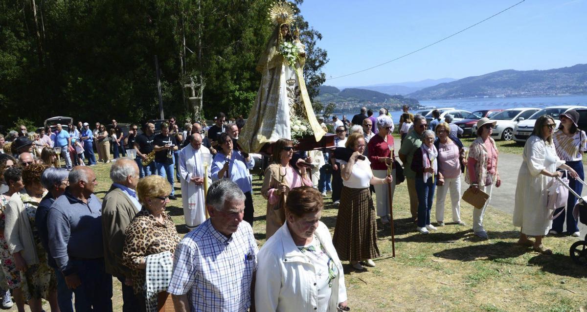 Las mujeres que se encargaron de portar a la Virgen durante la procesión. |