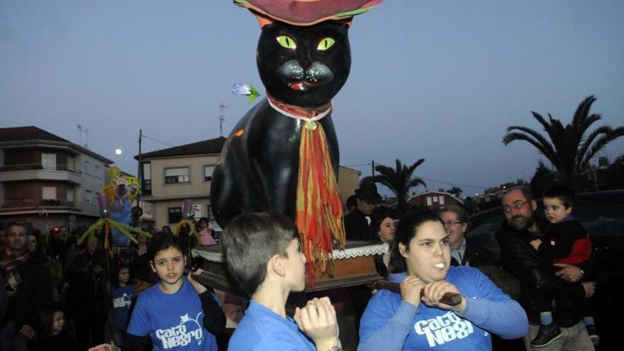 Con el entierro de la sardina, el Gatro Negro sale a pasear.