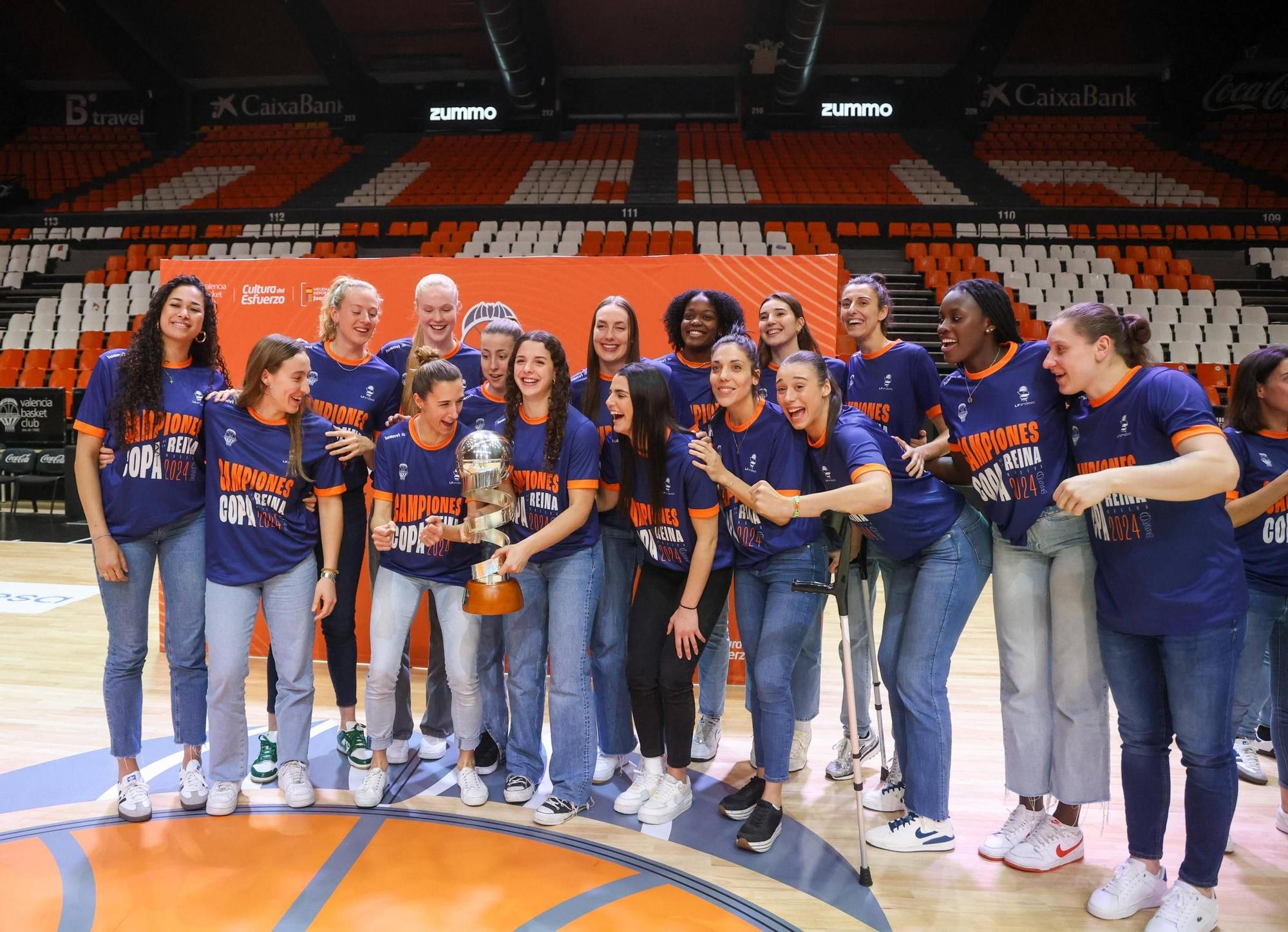 El Valencia Basket celebra a lo grande la Copa de la Reina con su afición