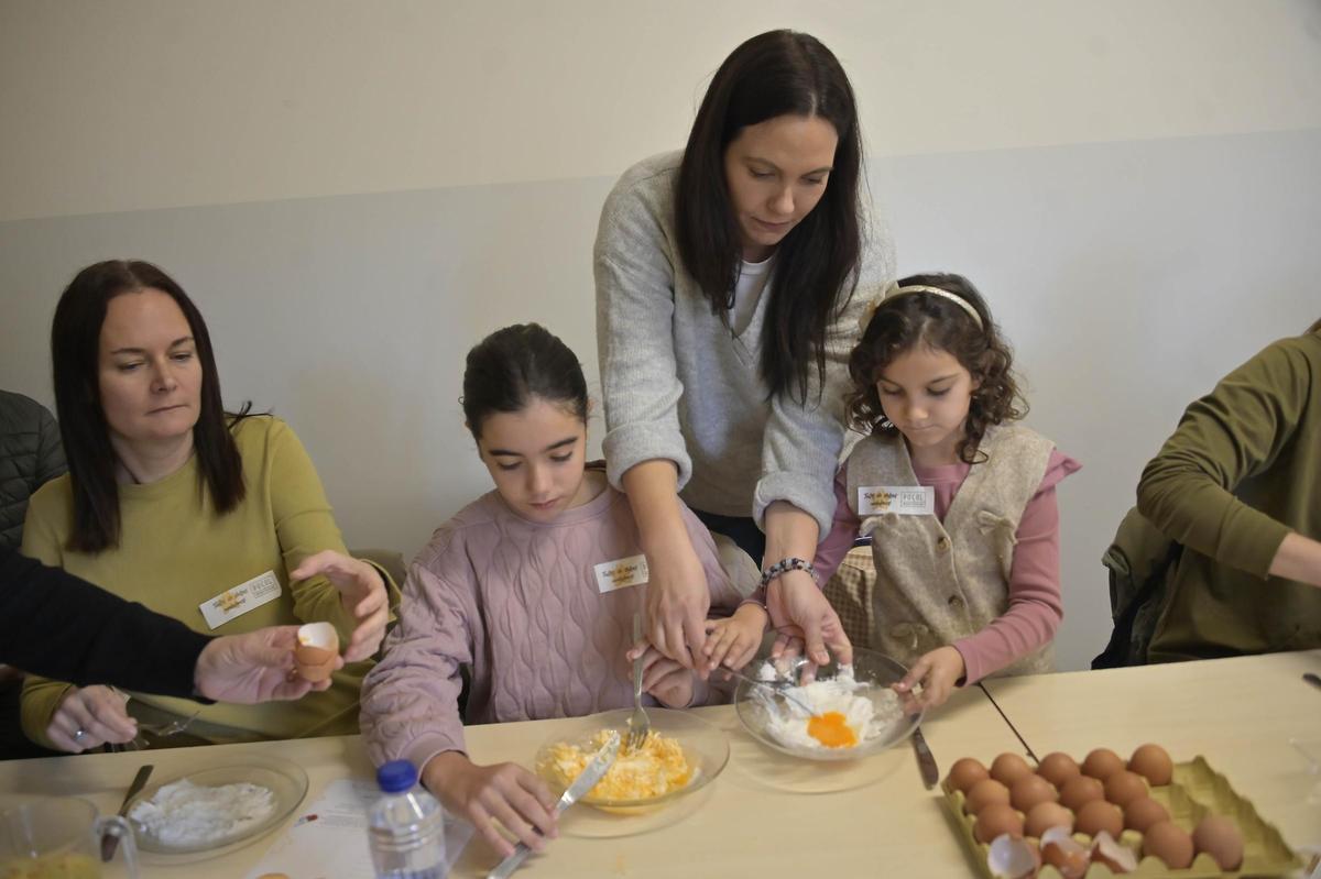 Taller de dulces navideños en el Museo Escolar de Puçol