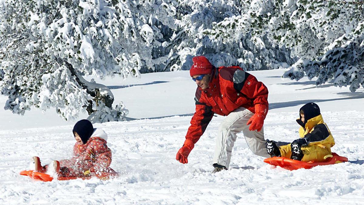 Imagen de archivo de una familia disfrutando de una nieve que regresará en diciembre según la predicción de Pepe Buitrago.