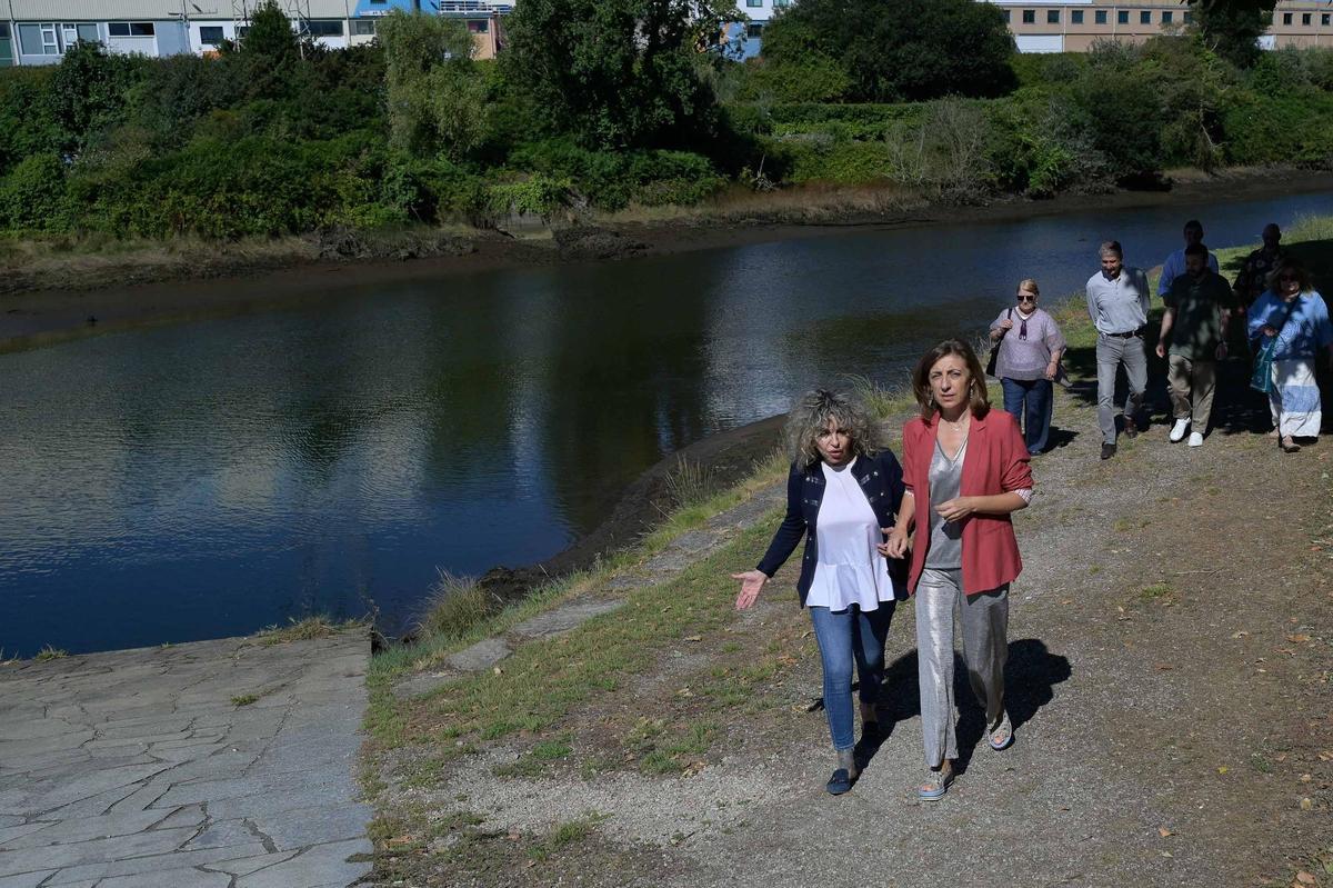Diana Piñeiro y Ángeles Vázquez durante el encuentro en Cambre.
