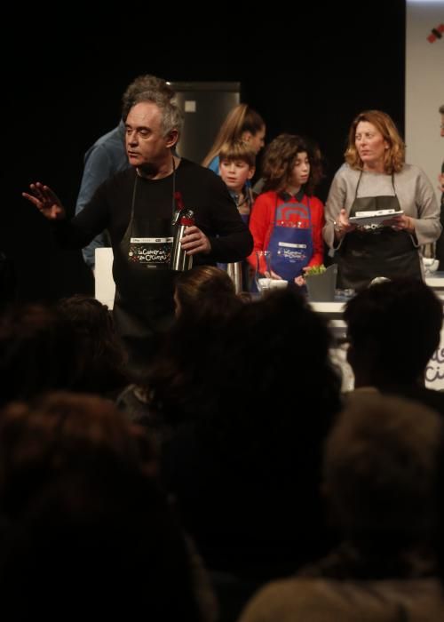 Ferran Adrià cocinando con varias familias en el centro Niemeyer de Avilés