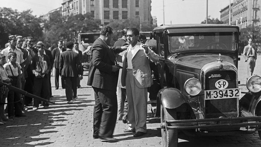 Registros de automovilistas en la plaza de Atocha. EFE/Díaz Casariego