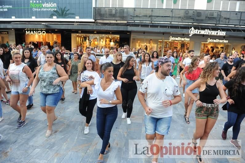 Los bailes latinos salen a la calle en Murcia