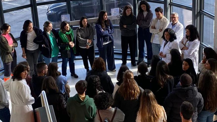 Participantes en la séptima jornada de puertas abiertas del área sanitaria coruñesa, ayer, en el Hospital Universitario (Chuac).