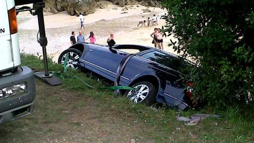 El coche suspendido entre las rocas de la playa de Las Arenillas, situada en la localidad llanisca de Buelna.