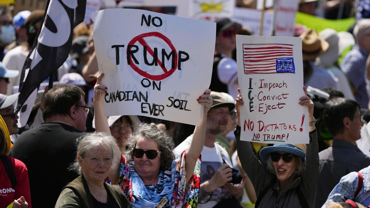 Manifestantes cerca de la embajada de los Estados Unidos en Ottawa