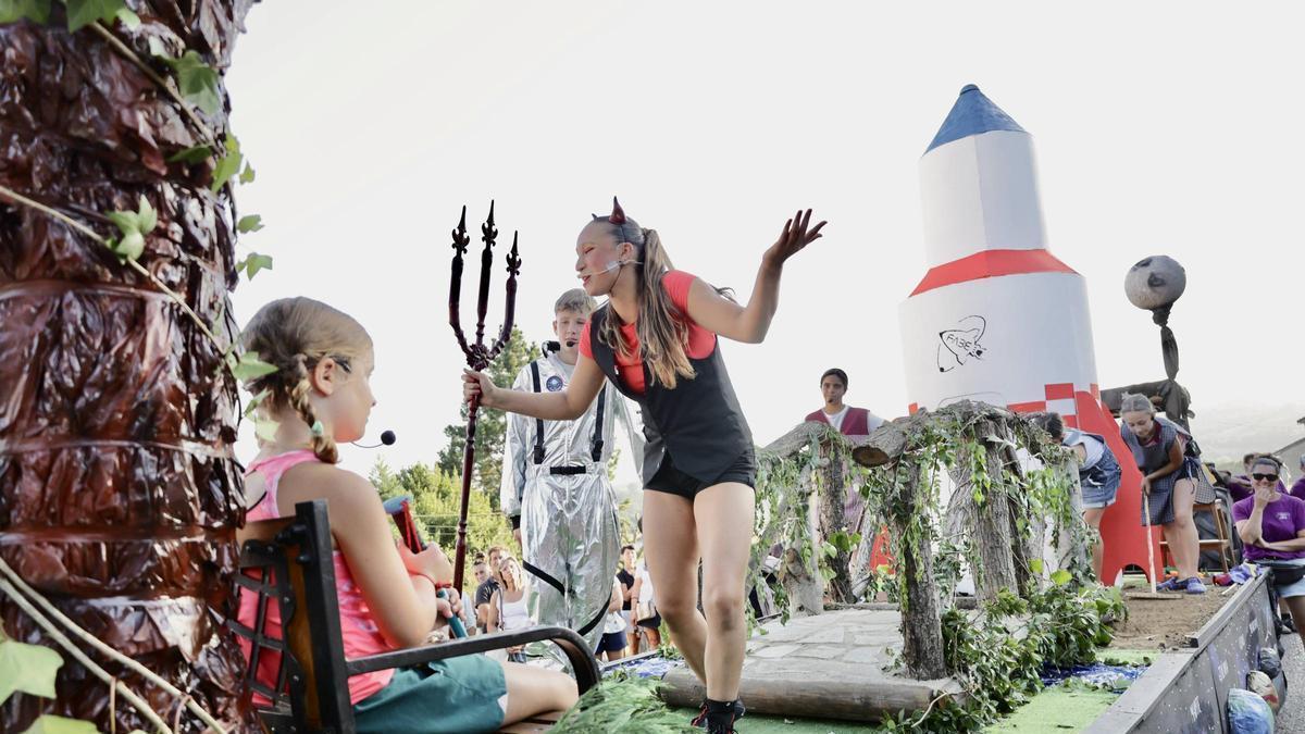 La gran fiesta de las carrozas de Valdesoto, en imágenes