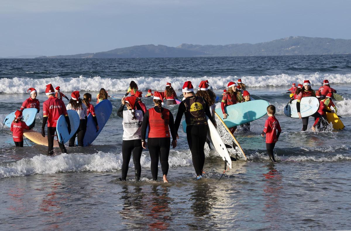 Papá Noeles surfistas solidarios al agua en Patos