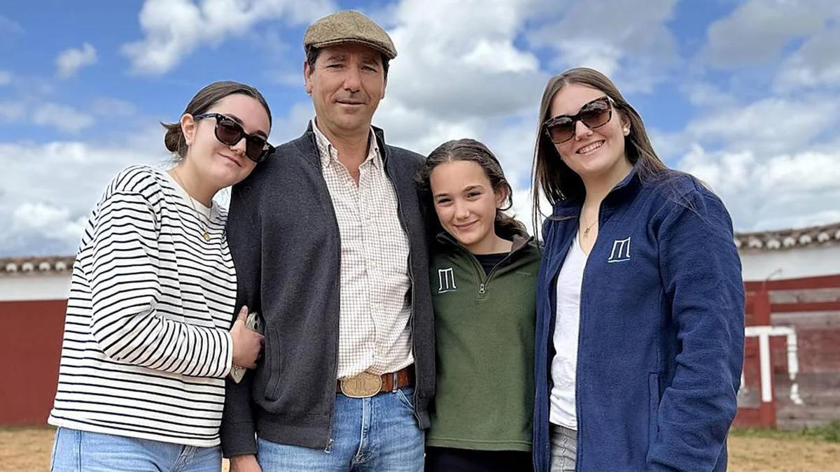 José Enrique Fraile junto a sus tres hijas en su finca de Salamanca.