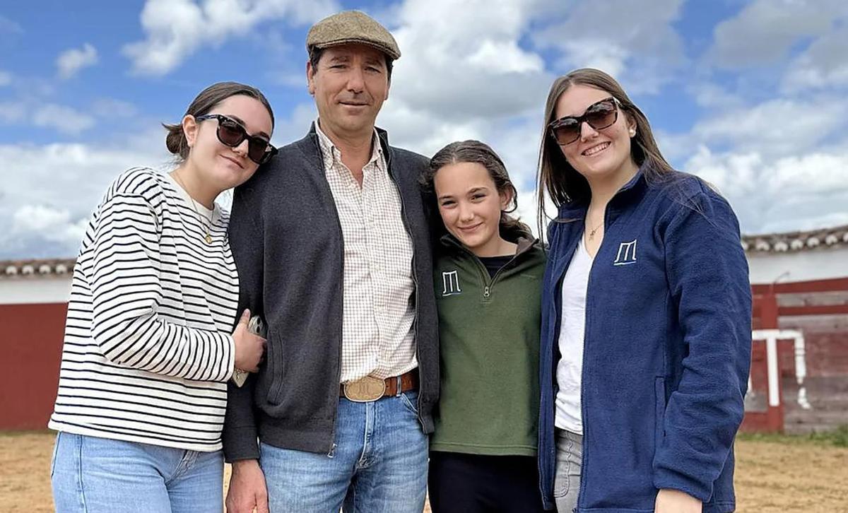 José Enrique Fraile junto a sus tres hijas en su finca de Salamanca.