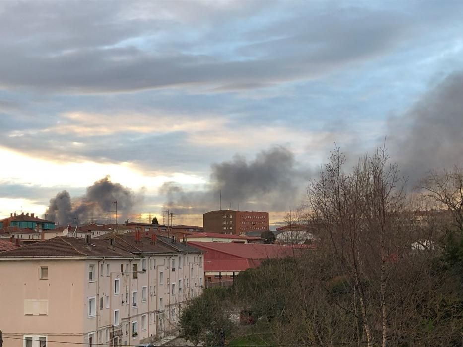 Incendio en una empresa de desguace de Gijón