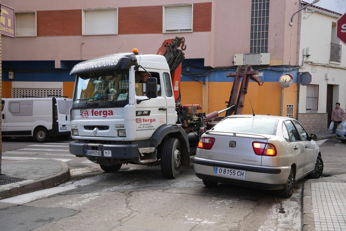 Espacio en el que se observa el extrangulamiento de la vía ante el paso de varios vehículos.