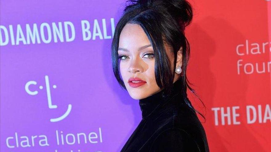 Rihanna lanza su autoboigrafía en un tomo de casi siete kilos