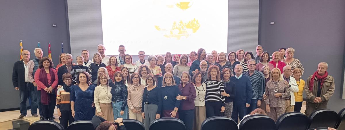 Foto de familia de los jubilados este año en el departamento de salud del General de Elche