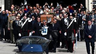 La Italia de Berlusconi le 'beatifica' con un funeral de Estado