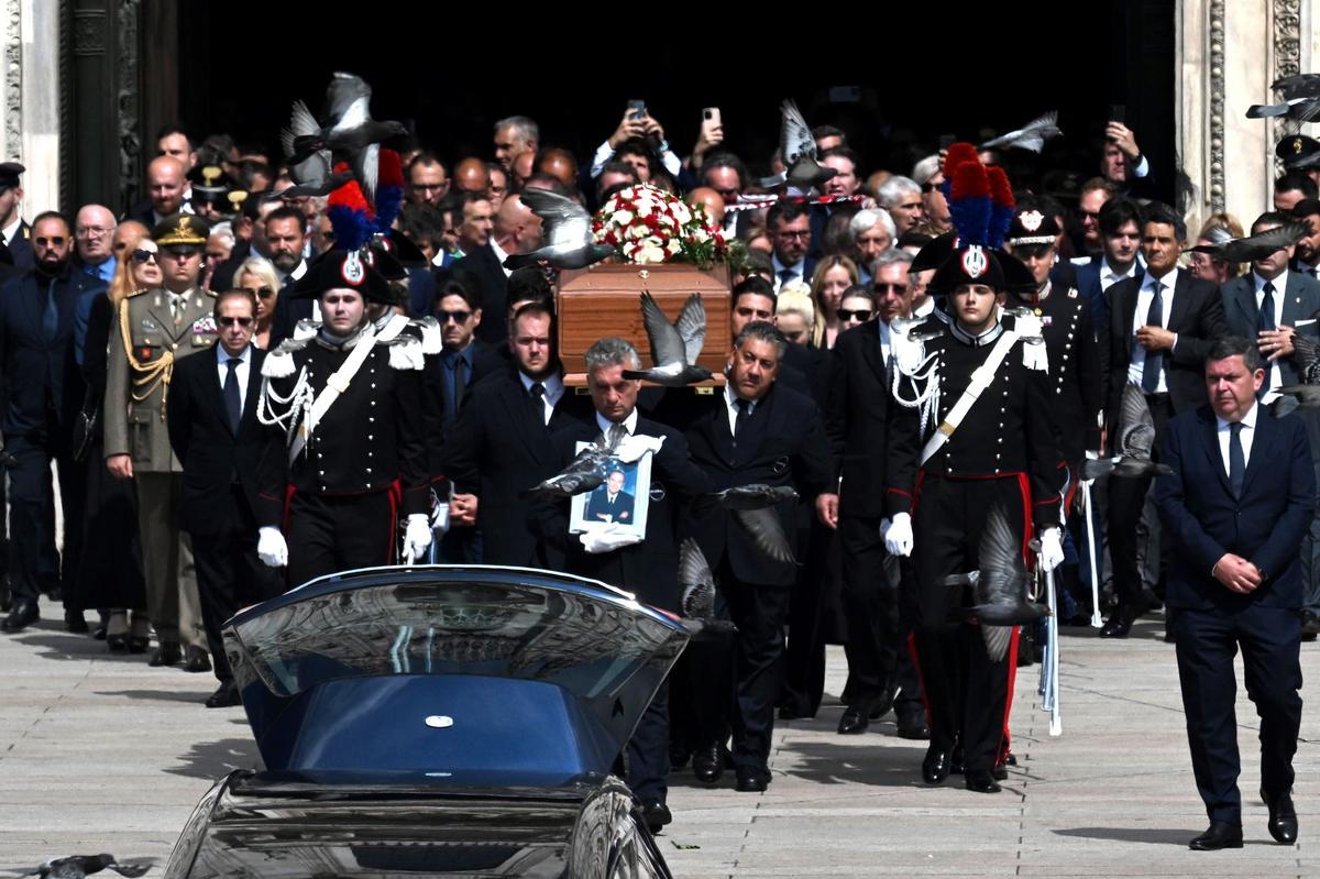 Milan (Italy), 14/06/2023.- The coffin of Italy’s former prime minister and media mogul Silvio Berlusconi leaves the Milan Cathedral (Duomo) at the end of the state funeral in Milan, Italy, 14 June 2023 Silvio Berlusconi died at the age of 86 on 12 June 2023 at Milan’s San Raffaele hospital. The Italian media tycoon and Forza Italia (FI) party founder, dubbed as ’Il Cavaliere’ (The Knight), served as prime minister of Italy in four governments. The Italian government has declared 14 June 2023 a national day of mourning. (Italia) EFE/EPA/CIRO FUSCO