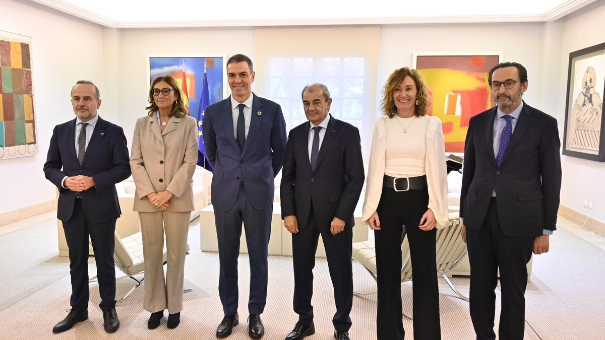 De izq. a dcha.: Luis Miguel Jurado, Jerónima Bonafé, Presidente del Gobierno, Pedro Sánchez, Juan Antonio Pedreño, Leire Mugerza, y Enrique Sanz
