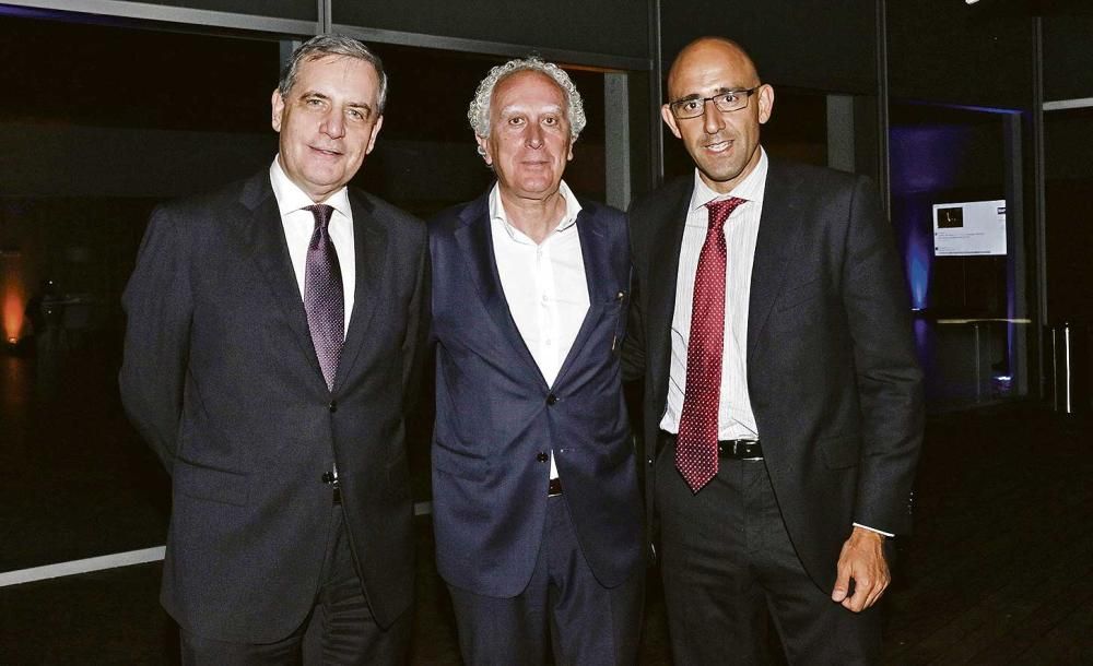 Josep Romagosa, escoltado por Josep Maria Ramis y Antonio Sánchez, de El Corte Inglés, charlaron tras la gala.