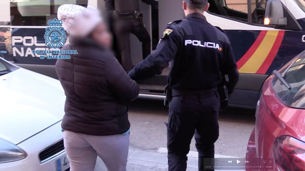 Imagen de la mujer del matrimonio detenido por prostituir a una menor, amenazarla y 'robarle' a su hijo.