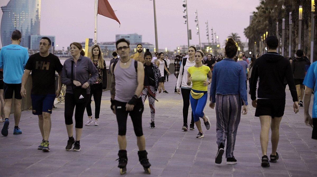 Aglomeración de transeúntes y deportistas en el paseo Marítim de Barcelona, el 6 de mayo.