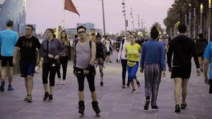 Aglomeración de transeúntes y deportistas en el paseo Marítim de Barcelona, el 6 de mayo.