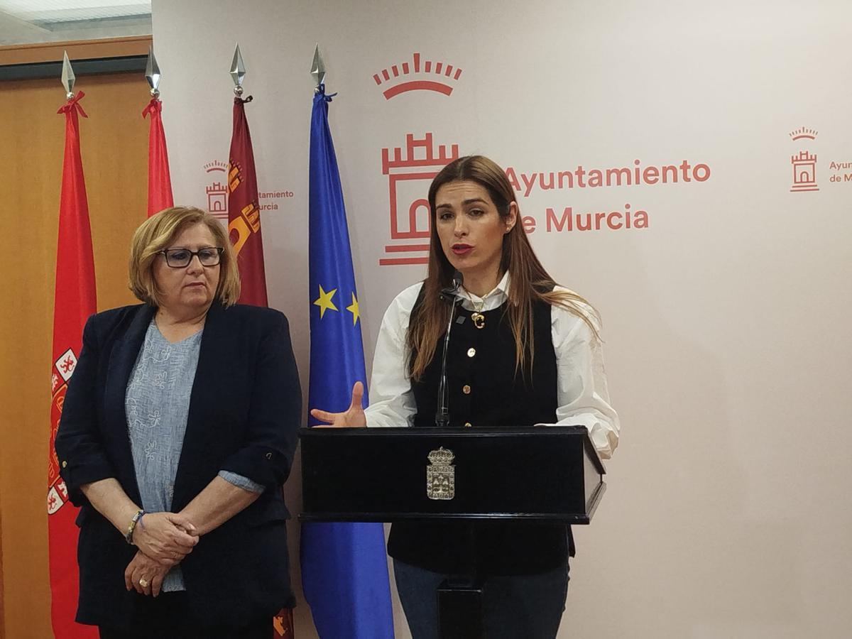 Las concejalas del PSOE Regina Sarria y Carmen Fructuoso este lunes en rueda de prensa.
