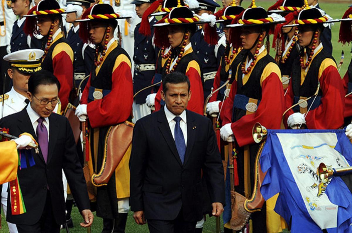 El president peruà, Ollanta Humala (centre), i el seu homòleg sud-coreà, Lee Myung-bak, revisen les tropes durant la cerimònia de benvinguda a Seül, on han elevat les relacions econòmiques entre els dos països a Associació estratègica integral.