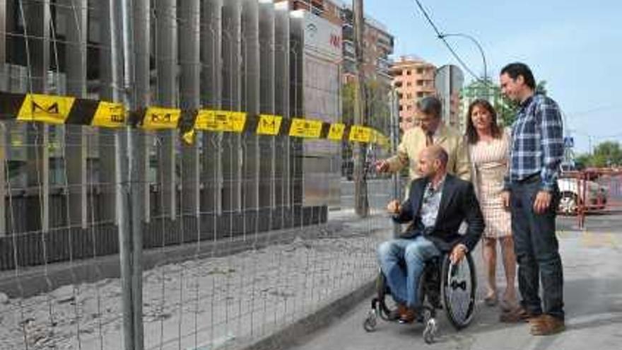 Diego Maldonado junto a Raúl López, Ana Navarro y Raúl Jiménez en la obra del metro.