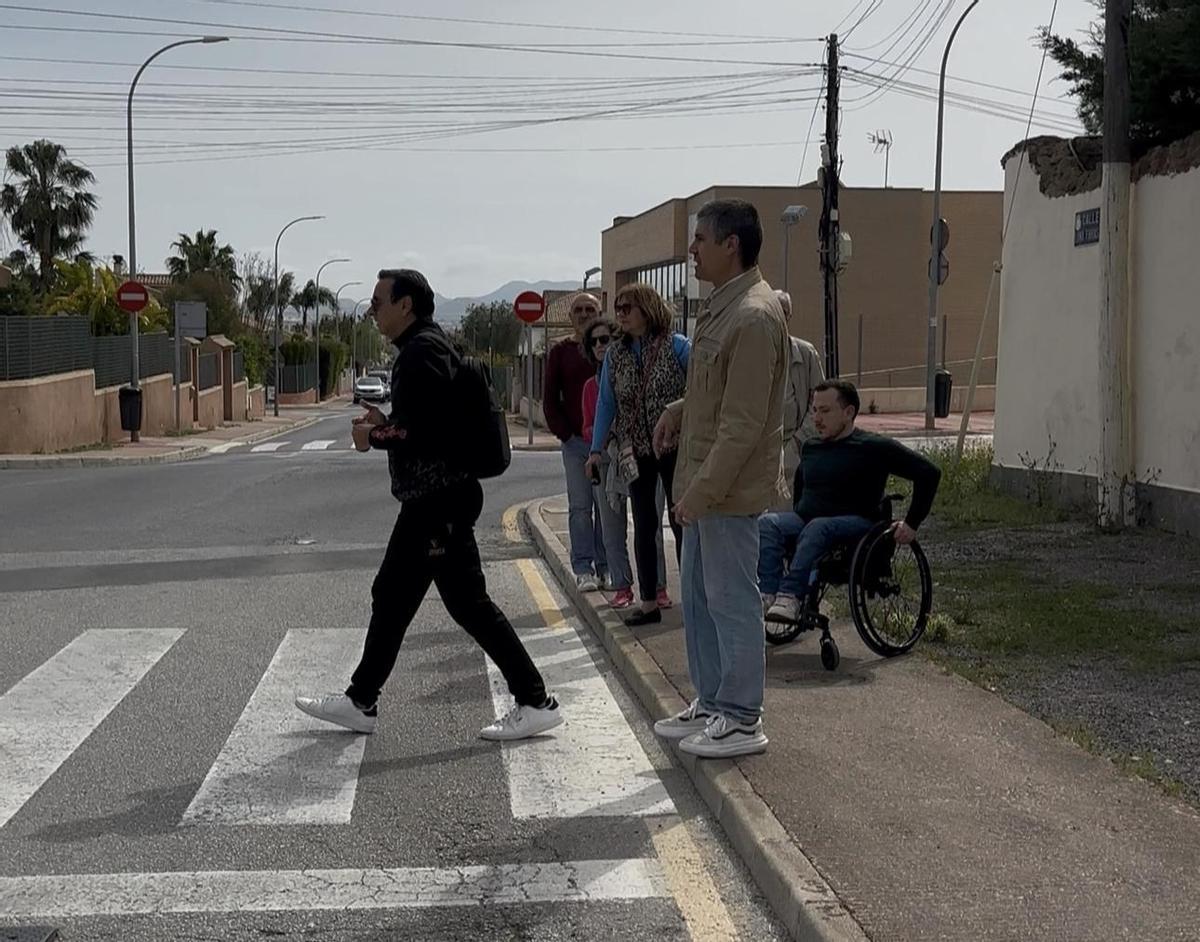 Paso de peatones sin rebaje en la Loma de Canteras en Cartagena