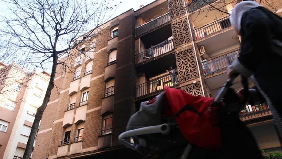 Un edificio de la calle de Àngel Guimerà de Salt, chamuscado a raíz del incendio de un coche y siete motos.