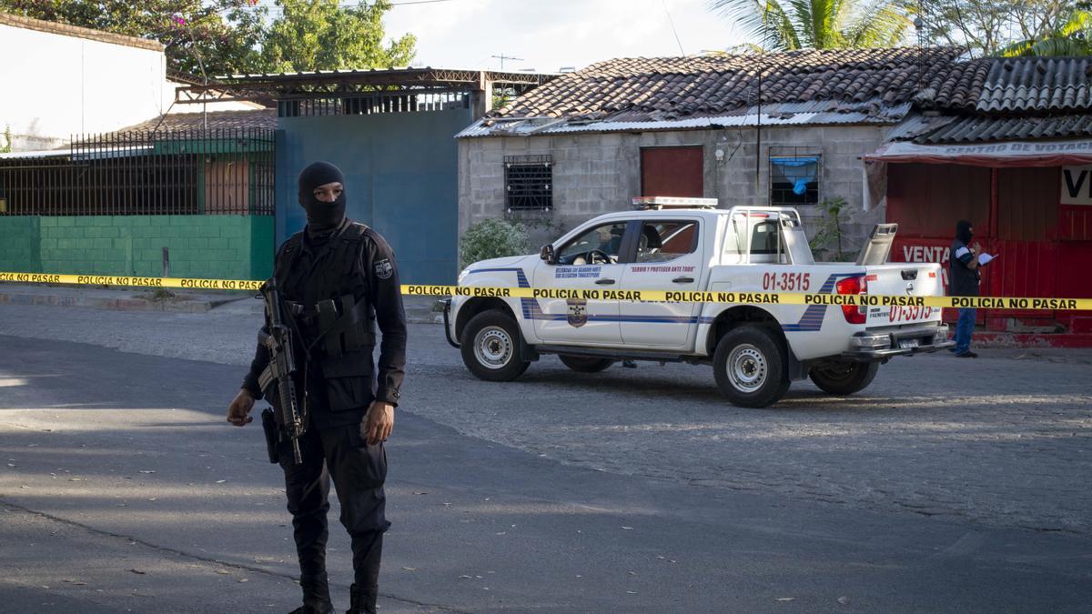 Agente de Policía de El Salvador durante una ola de violencia en el país