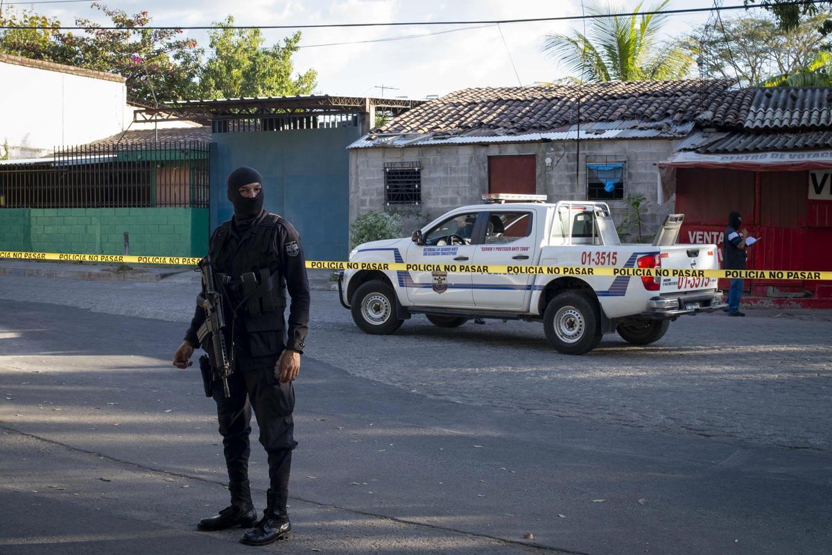 Un agente de Policía de El Salvador.