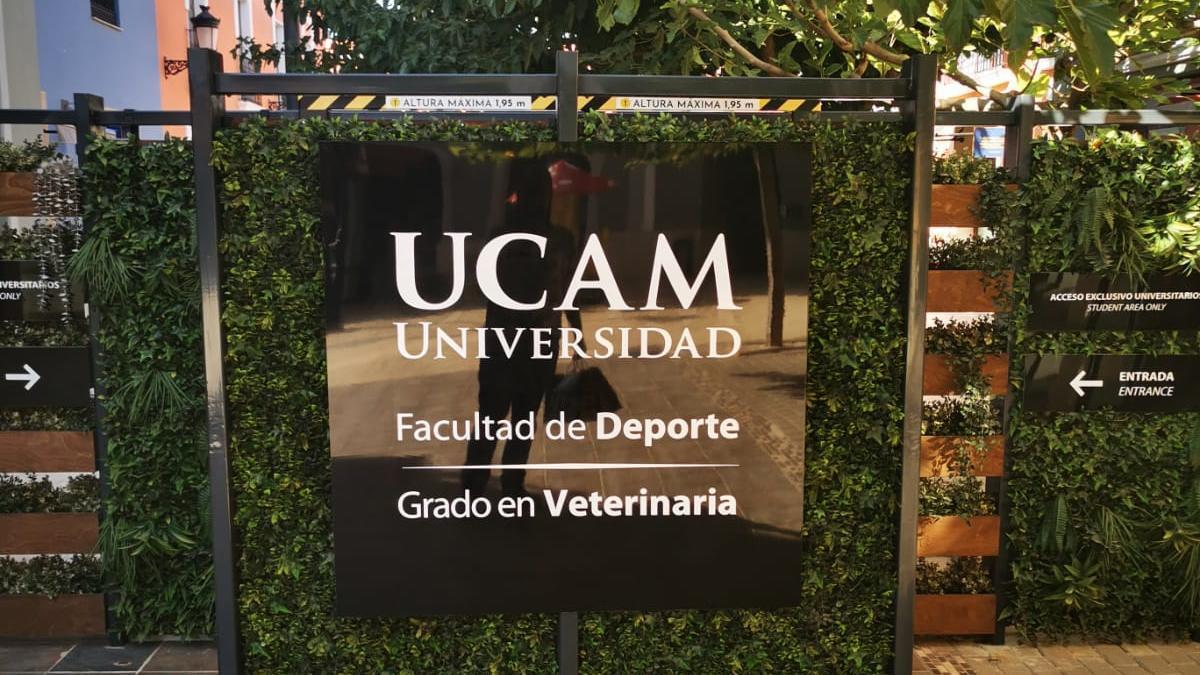 Cartelería con el logo de la UCAM y el grado de Veterinaria, en el centro comecial La Noria en Guadalupe (Murcia).