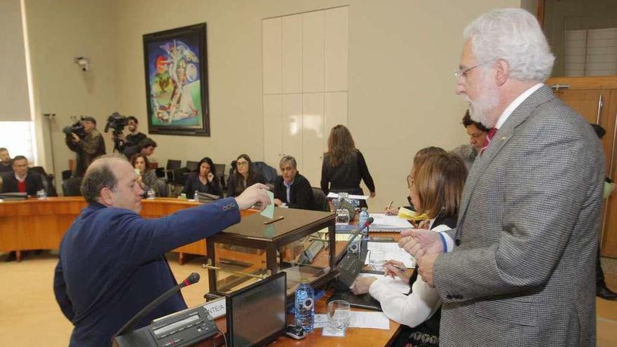 Leiceaga, votando en enero en la constitución de la comisión de cajas. // Xoán Alvarez
