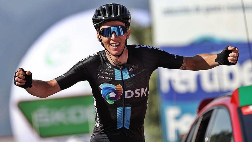 Romain Bardet celebra su triunfo de etapa en el Pico Villuercas.