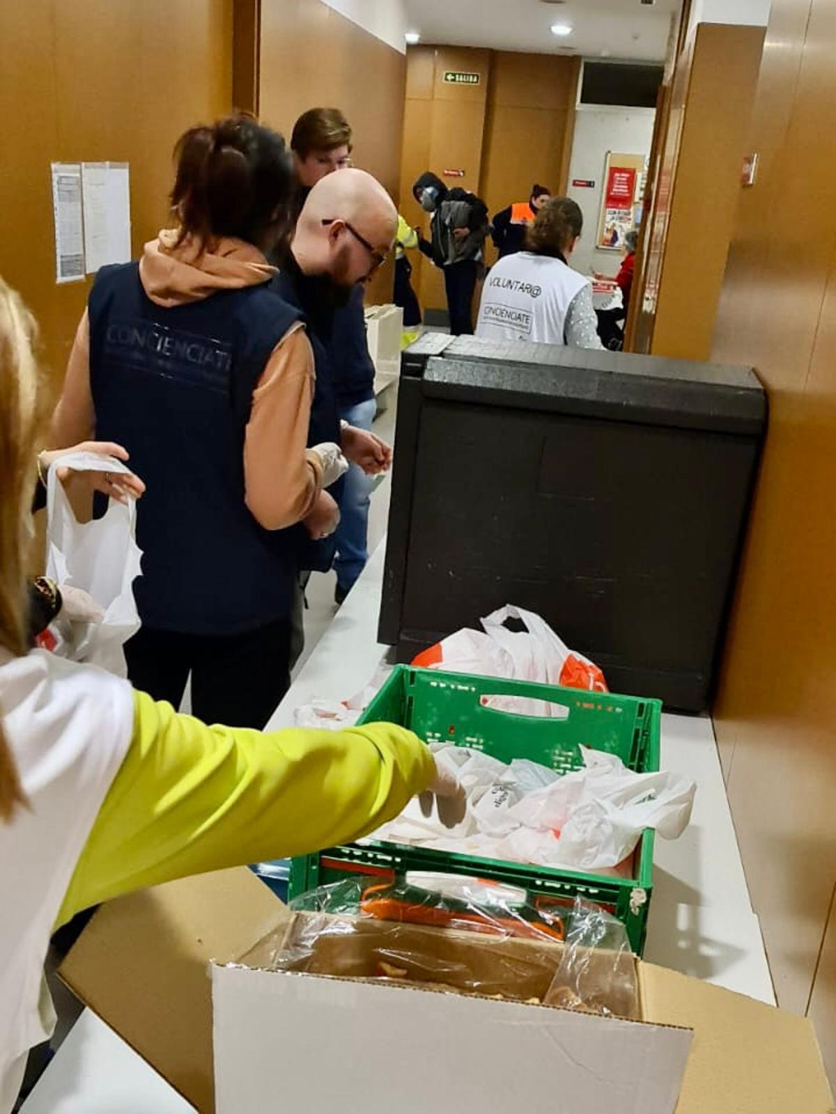 Preparación de alimentos en el albergue para las personas sin techo