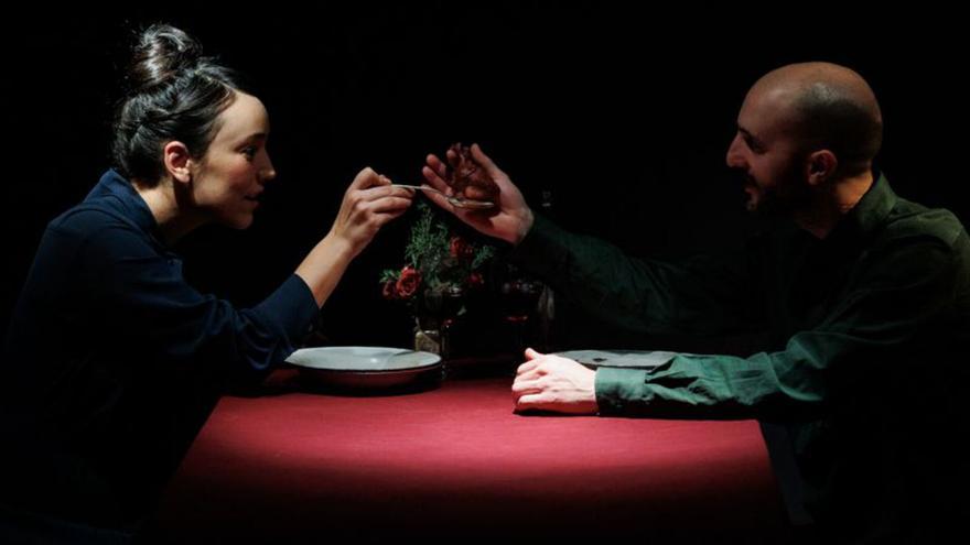 Izaskun Fernández y Julián Sáenz López, en el escenario interpretando ‘Entrañas’. |  LOC