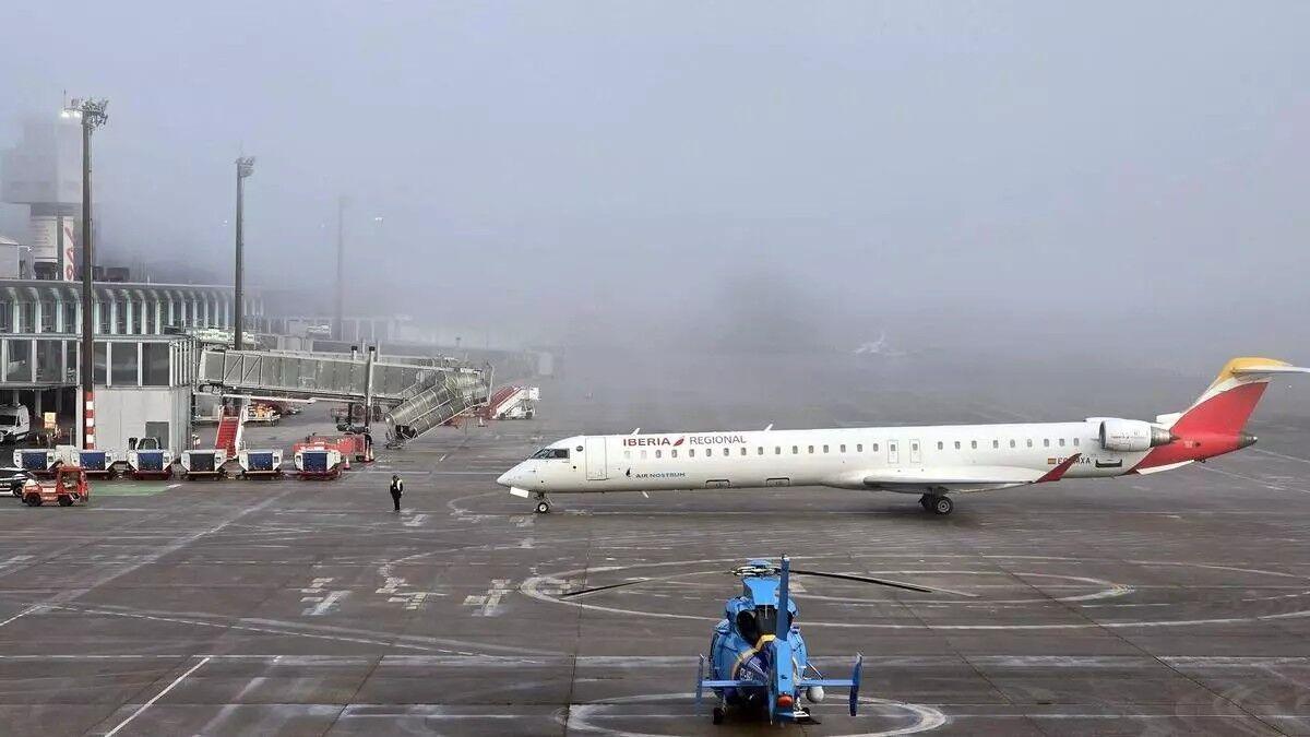 Un avión de la compañía Iberia Regional , en la pista del aeropuerto de Peinador.