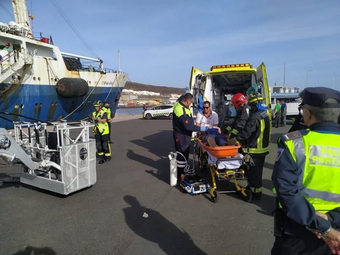 Un tripulante del Buque Armenak, en estado grave tras una caída en el Muelle Reina Sofía