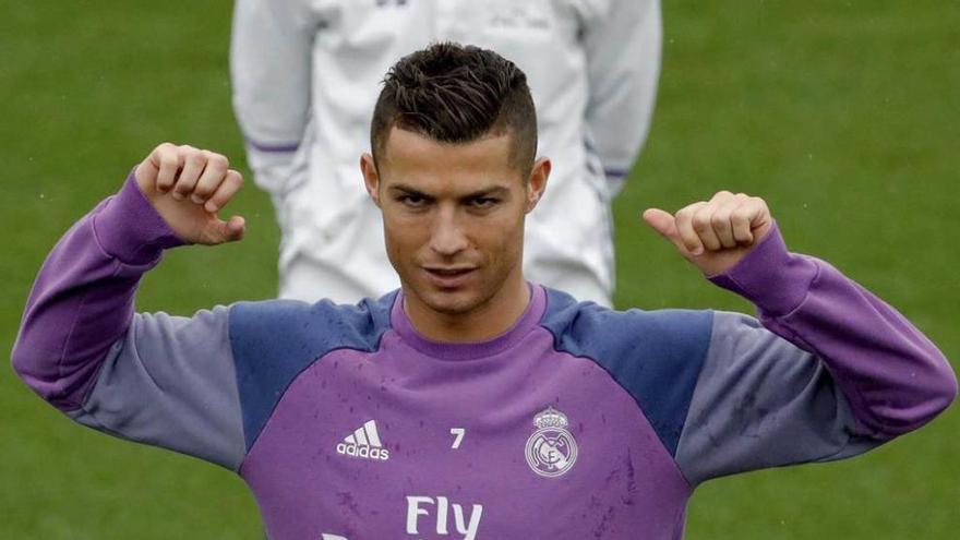 Cristiano y Marcelo, ayer en el entrenamiento del Madrid en Valdebebas.