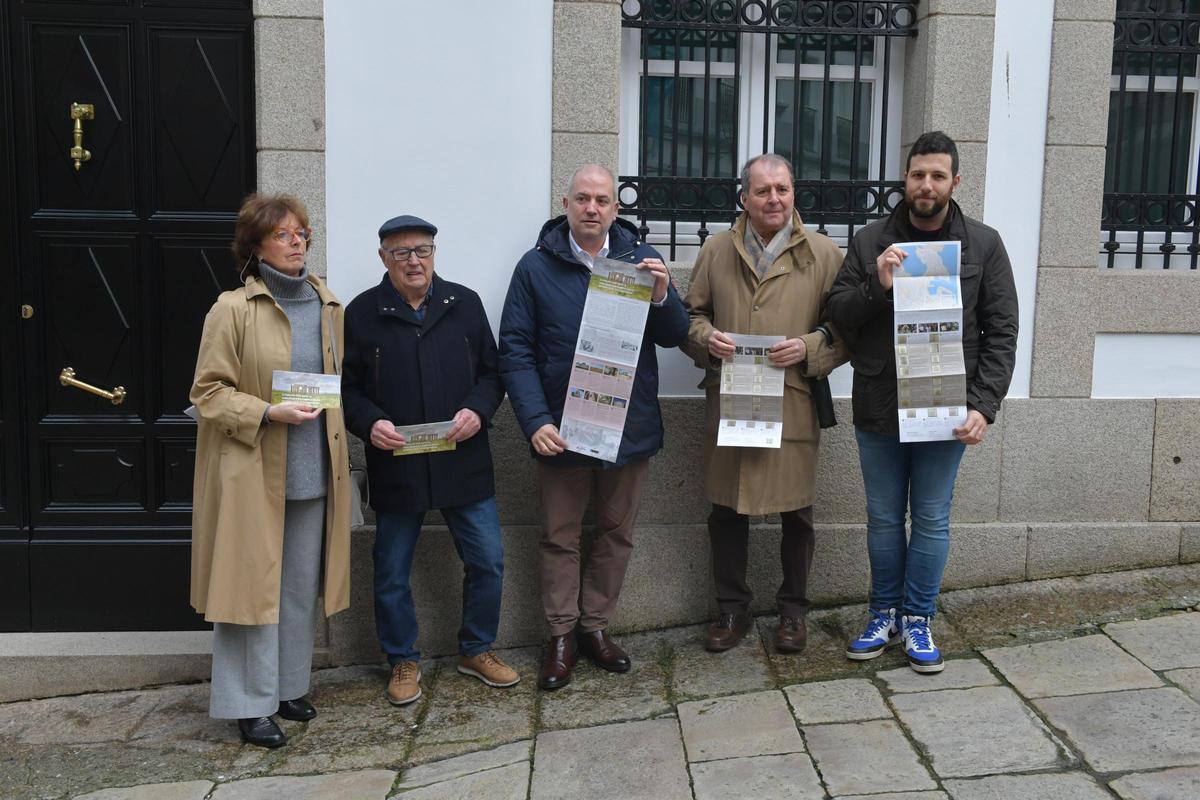 Presentación del folleto turístico de A Coruña en los años 30